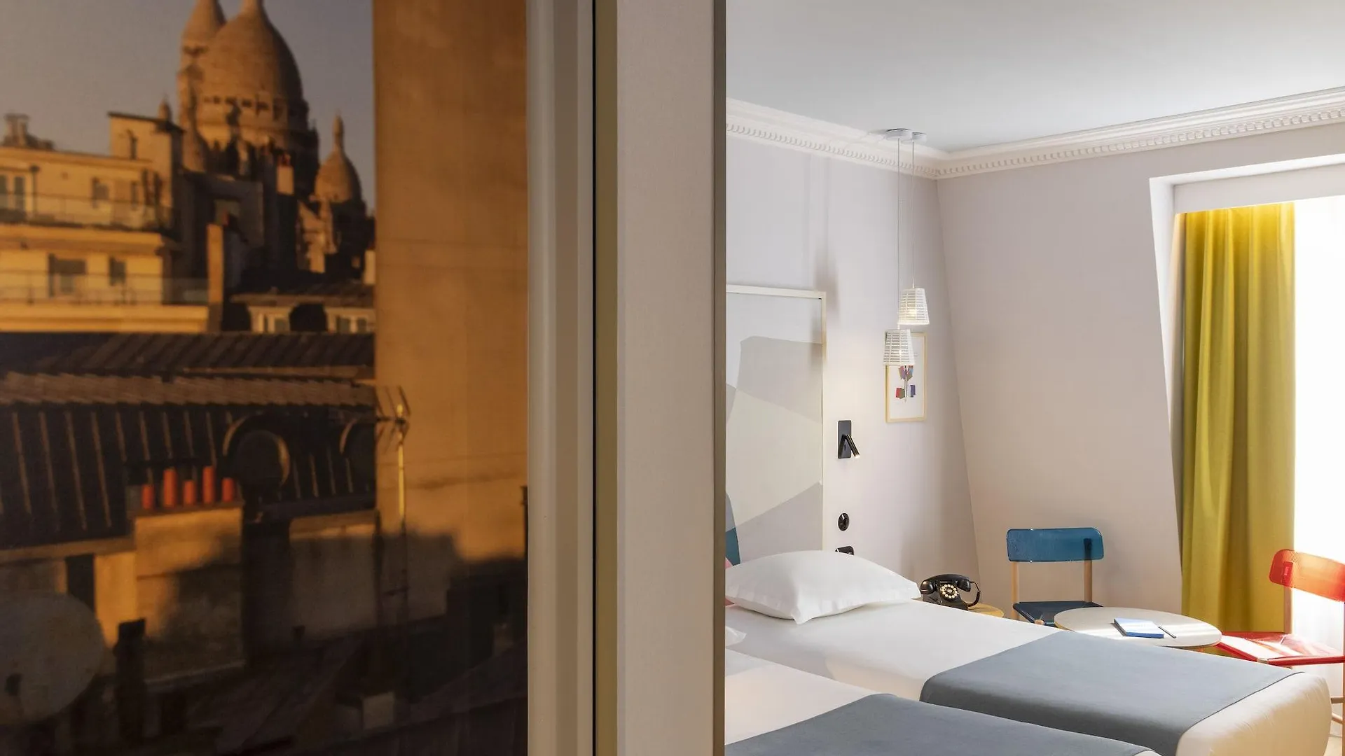 ***  Hotel De La Paix Paris France