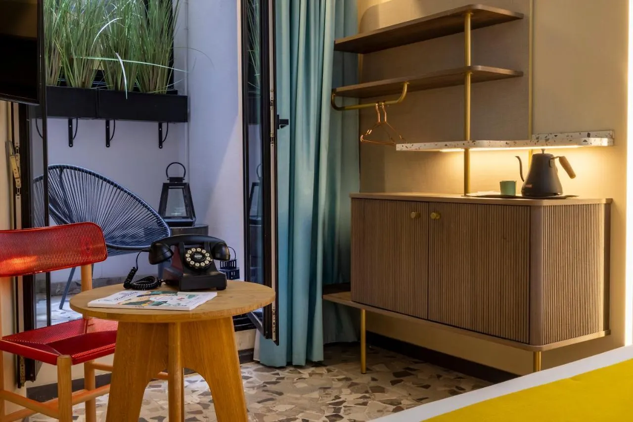 פריז Hotel De La Paix 3*,  צרפת
