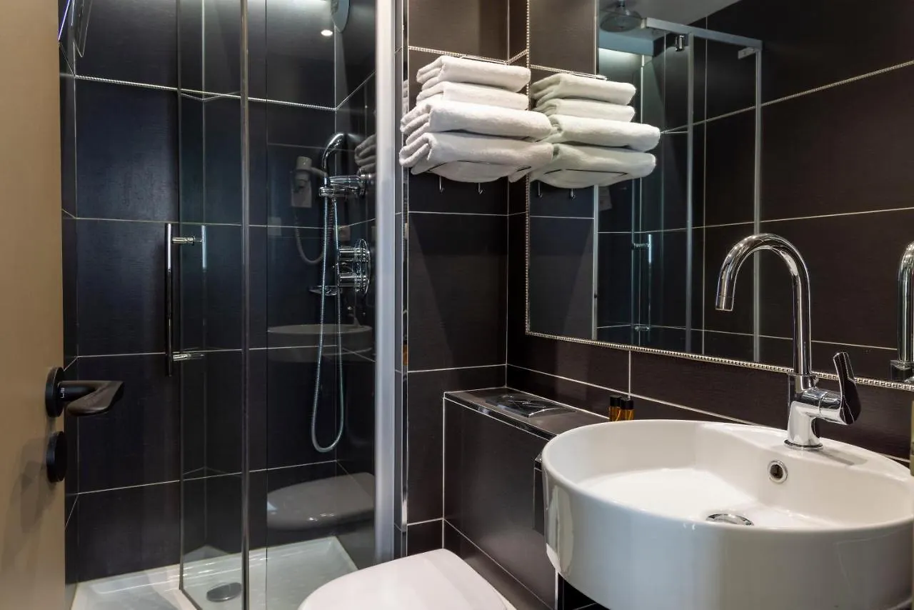 פריז Hotel De La Paix 3*,  צרפת