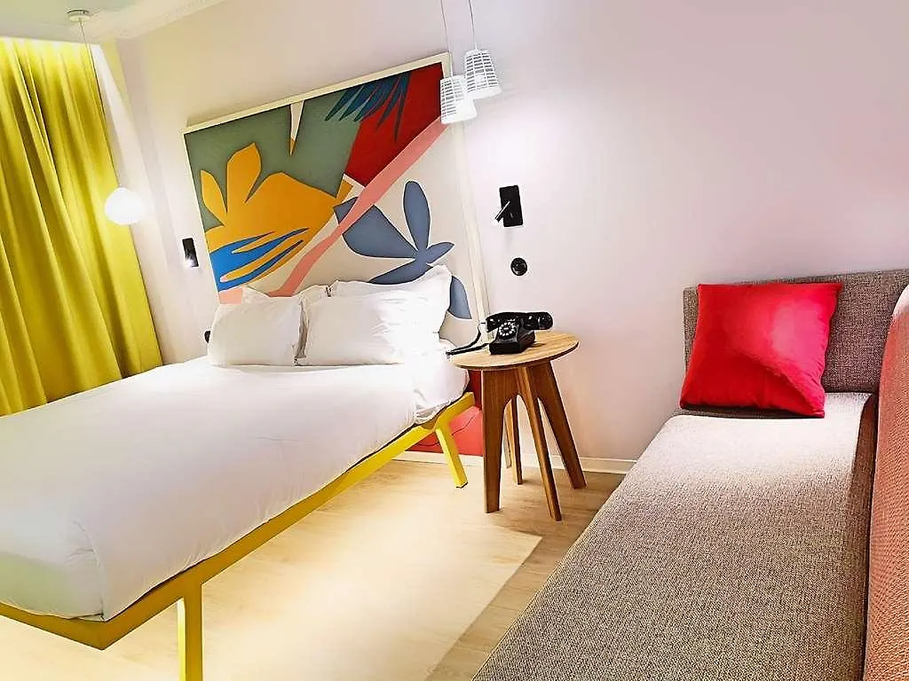 פריז Hotel De La Paix