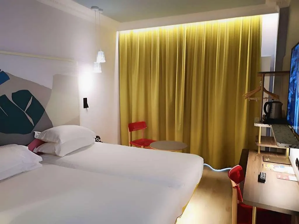 פריז Hotel De La Paix