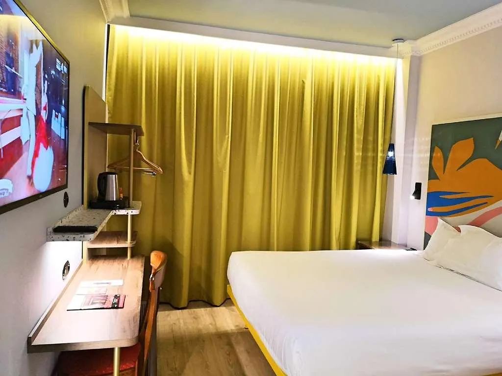 פריז Hotel De La Paix